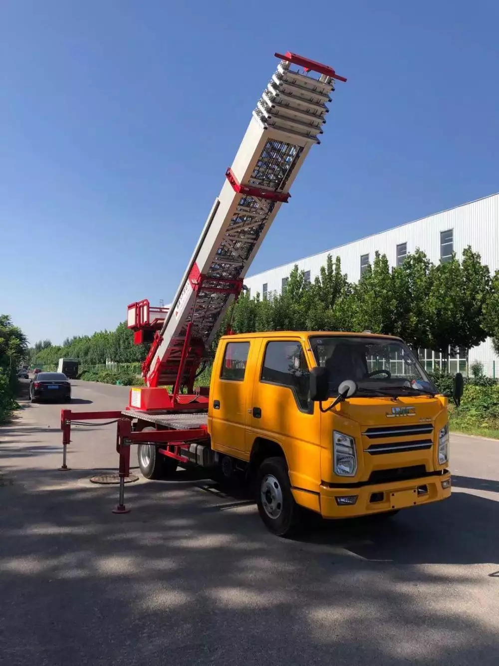 晋州附近的云梯车出租服务：轻松解决高空作业需求